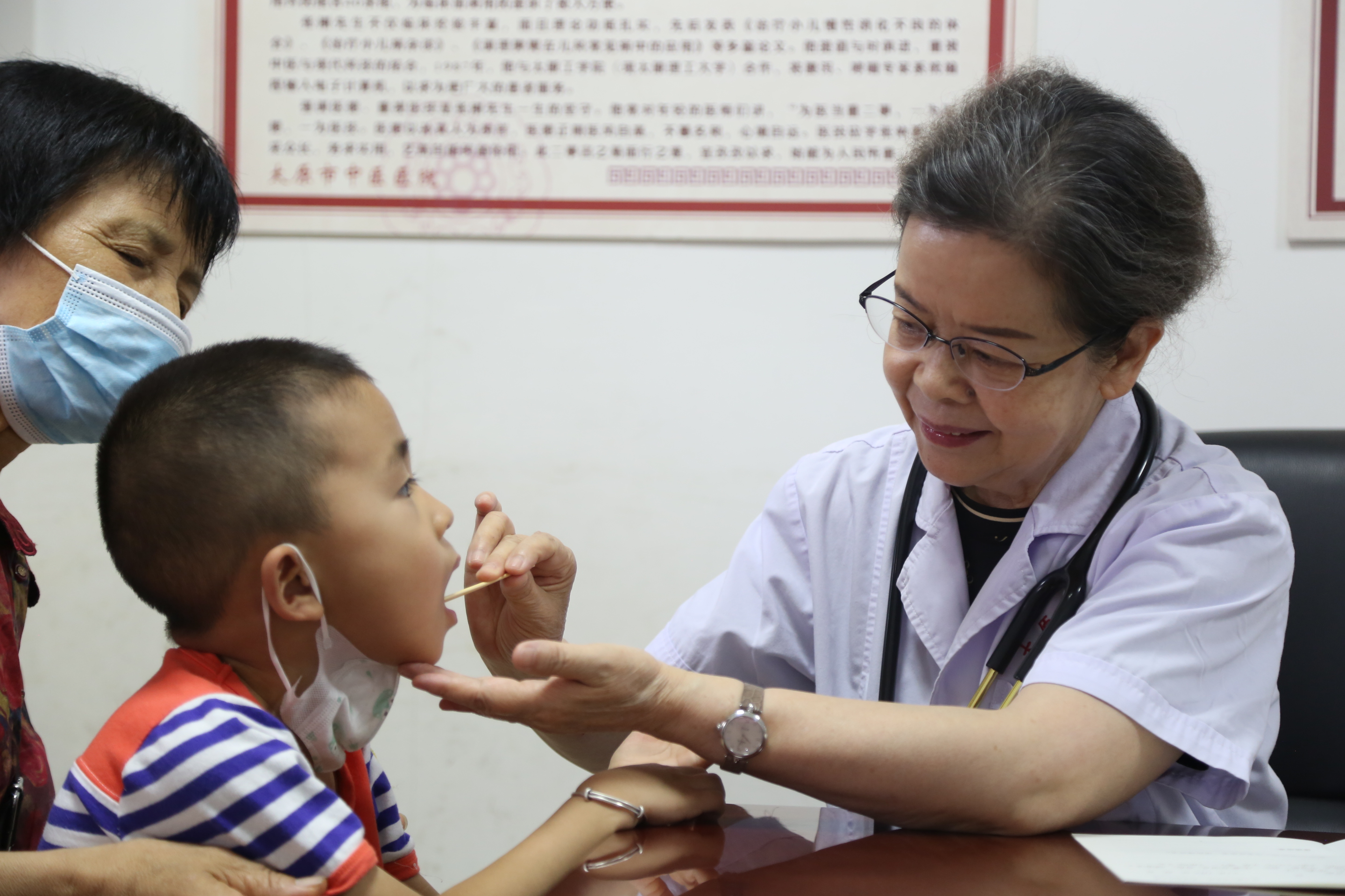 李玉蘭為患兒診治。圖片由太原市衛(wèi)健委提供